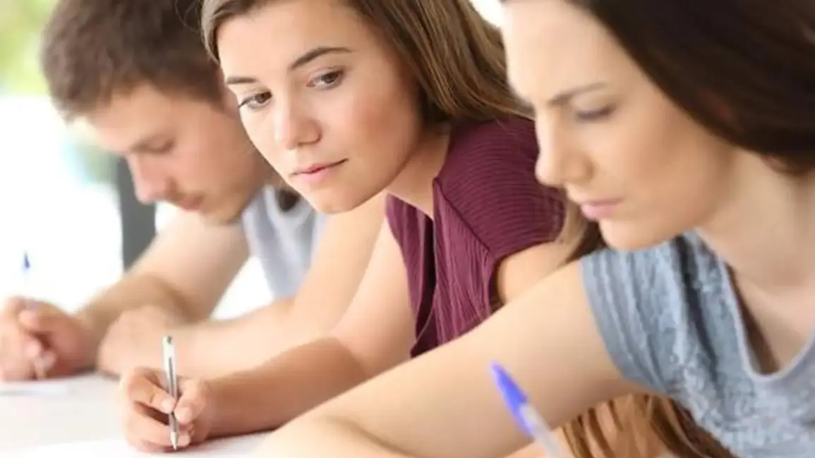 Polémica por una maestra que permite que sus alumnos copien en el examen