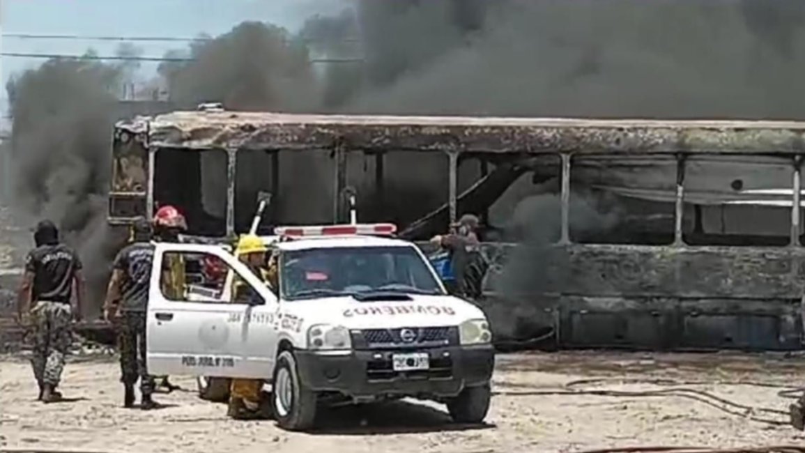Se registró un feroz incendio en depósito de colectivos