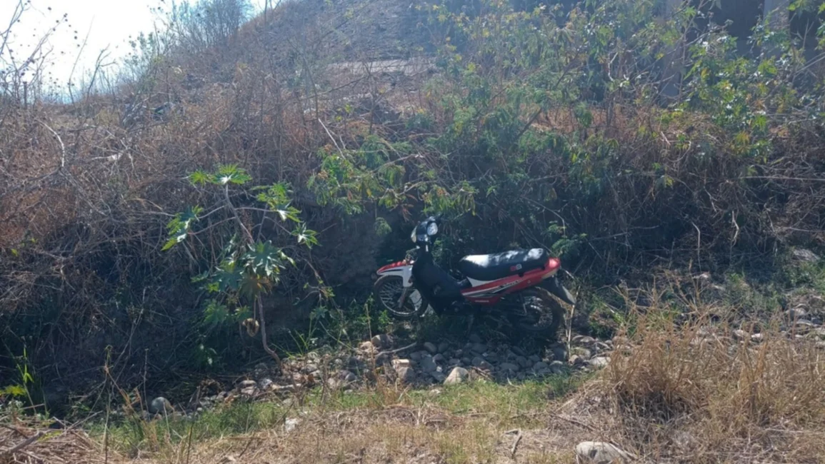 Recuperan una moto que la estaban desarmando