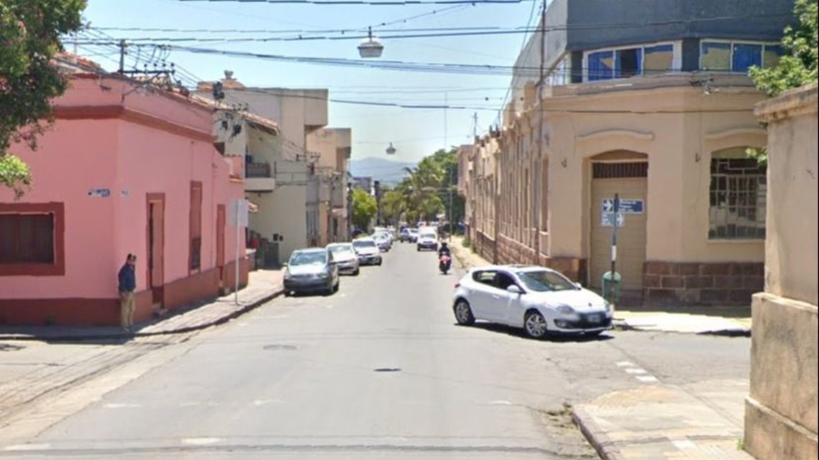 Motociclista atropelló a una policía y se fugó