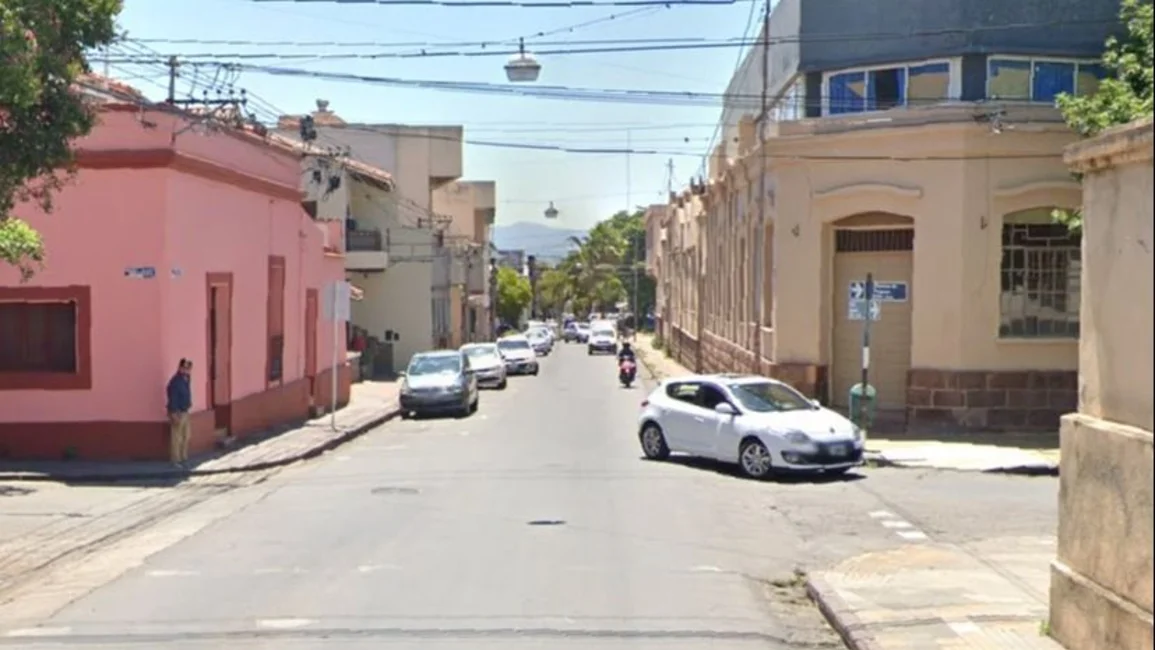 Motociclista atropelló a una policía y se fugó