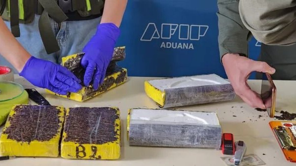 Detuvieron a tres mujeres que intentaron ingresar al país con más de 6 kg de cocaína