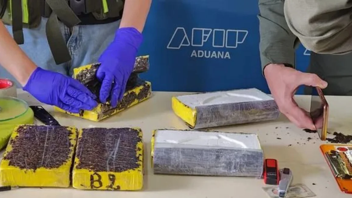 Detuvieron a tres mujeres que intentaron ingresar al país con más de 6 kg de cocaína