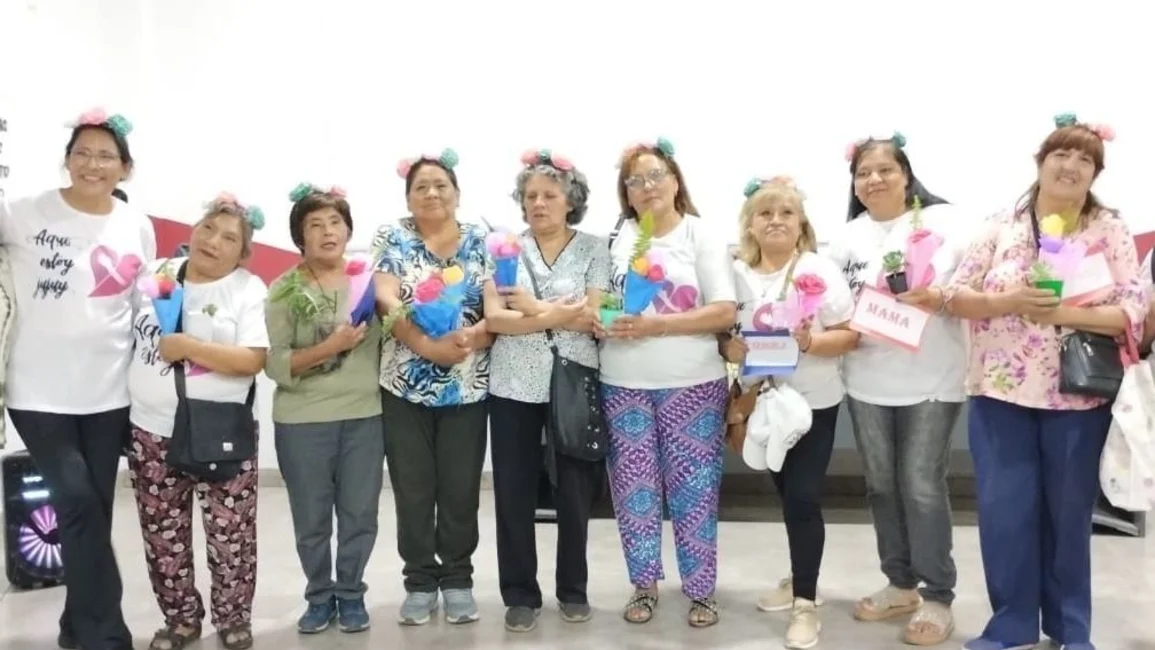 Manos hábiles de madres que comparten con sus hijos
