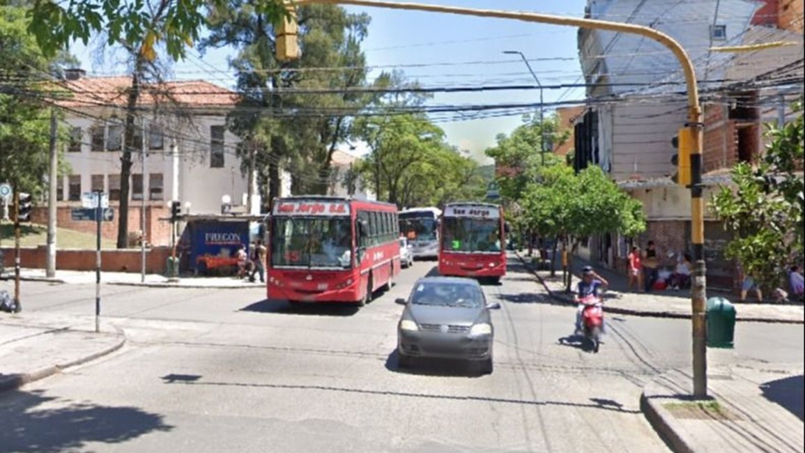Salía del banco y sufrió un robo a punta de pistola