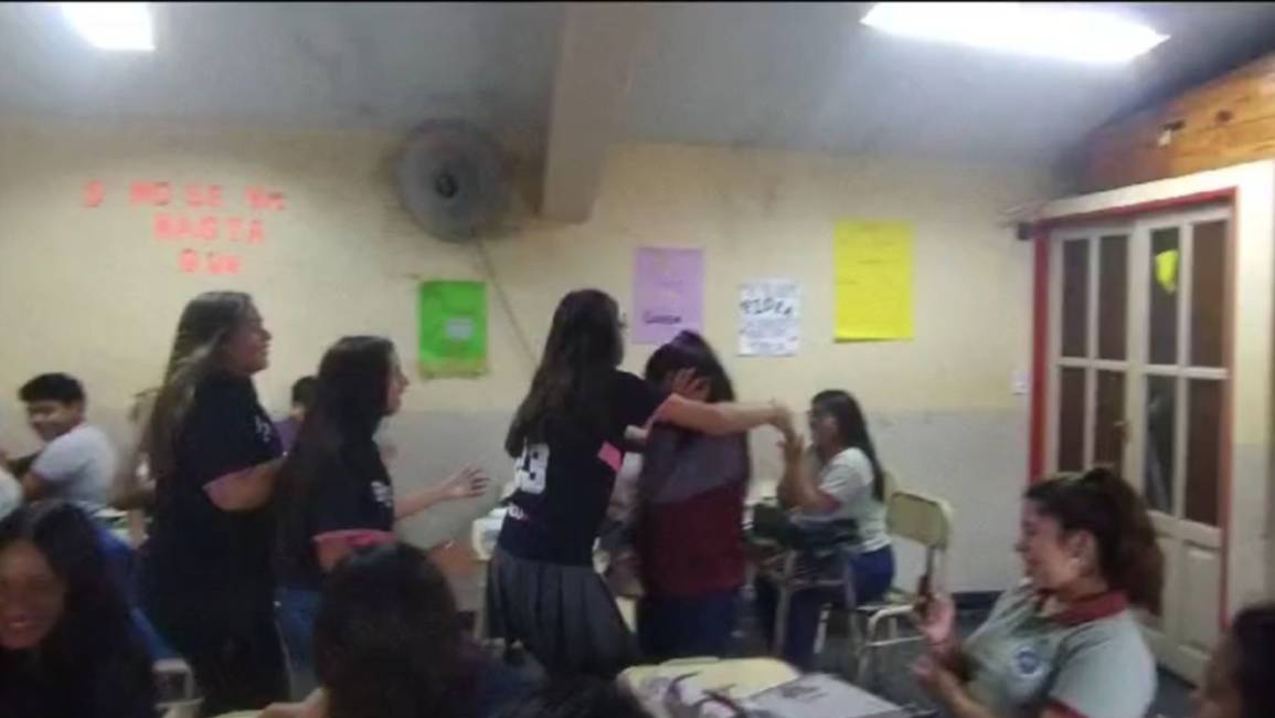 Sus compañeros la sorprendieron al regalarle la tarjeta para la Cena Blanca