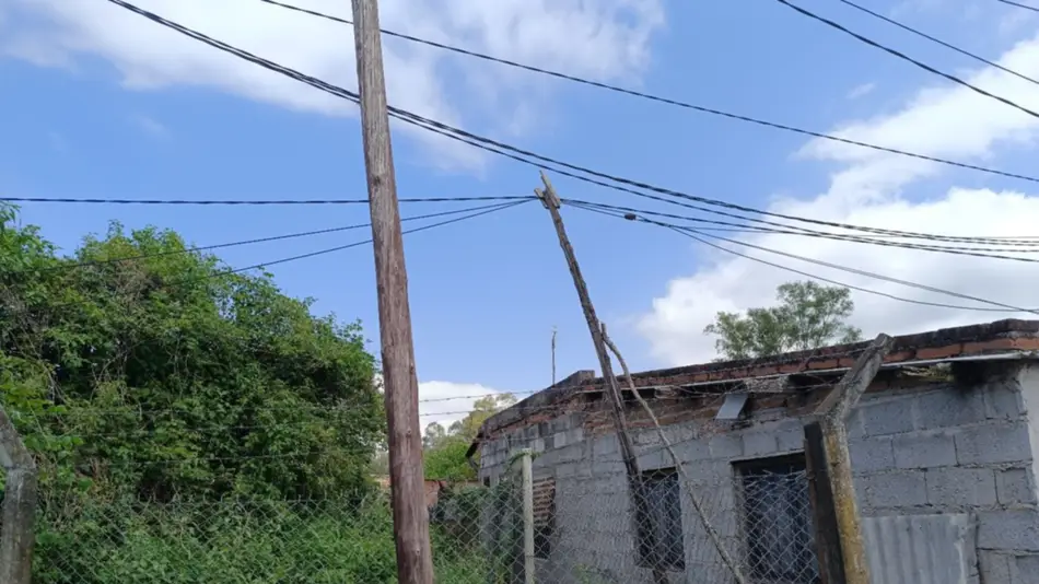 Vecinos de Los Molinos piden mantenimiento de cableados