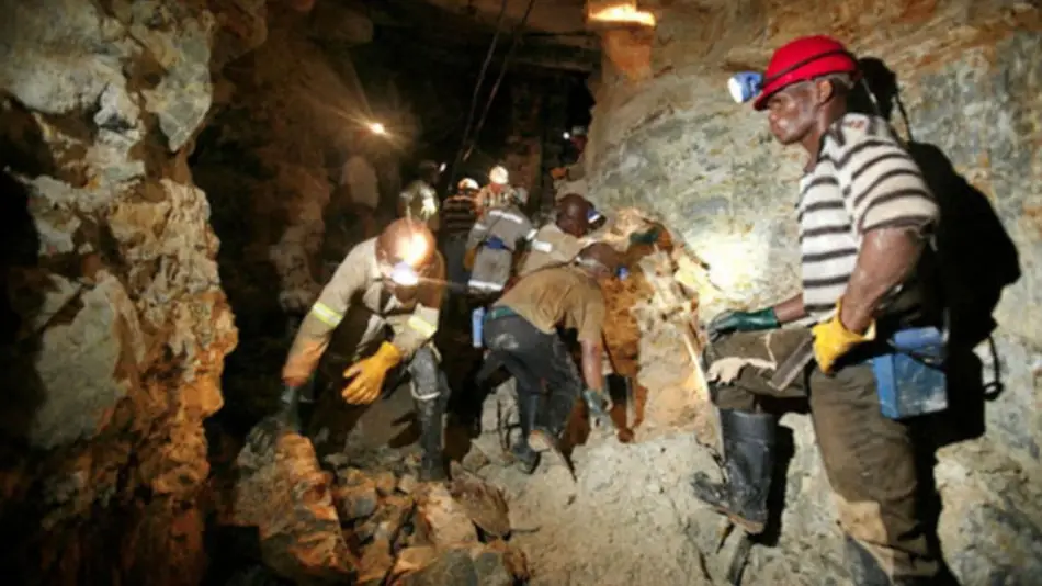 Quedan atrapados bajo tierra 4 mil mineros ilegales en Sudáfrica; el rescate se retrasa por las lluvias
