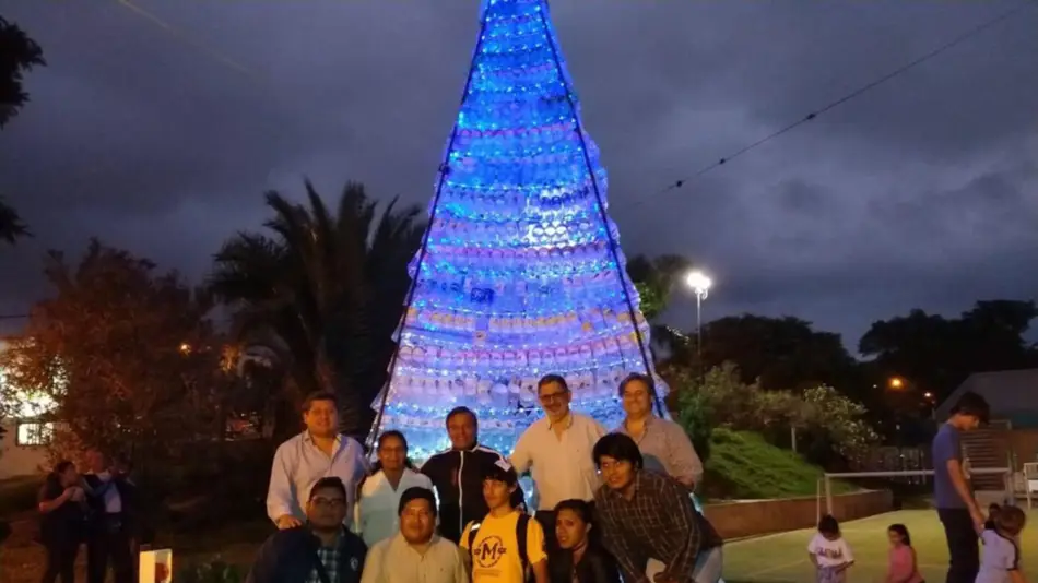 Un arbolito de Navidad con más de 1.000 botellas