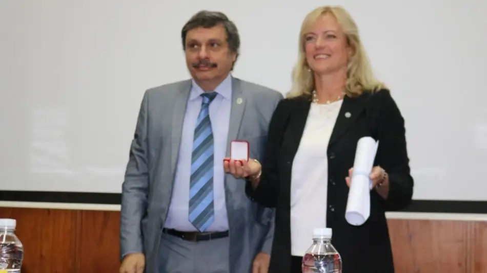 Karen Hallberg doctora honoris causa de la Unju 