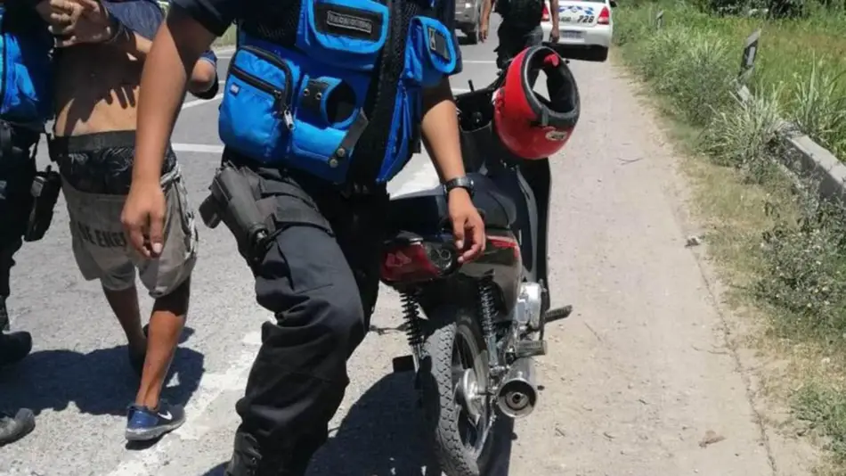 Policías evitaron que motochorros huyeran tras robo