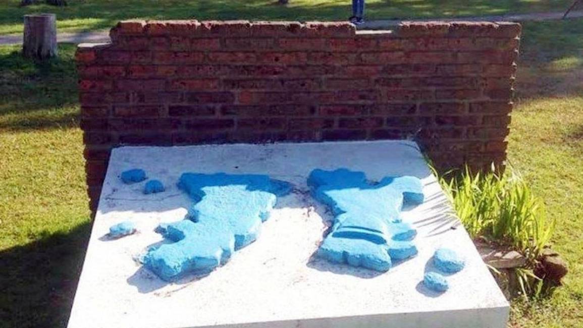 Se derrumbó un monumento y aplastó a una nena de 3 años en una plaza: está grave