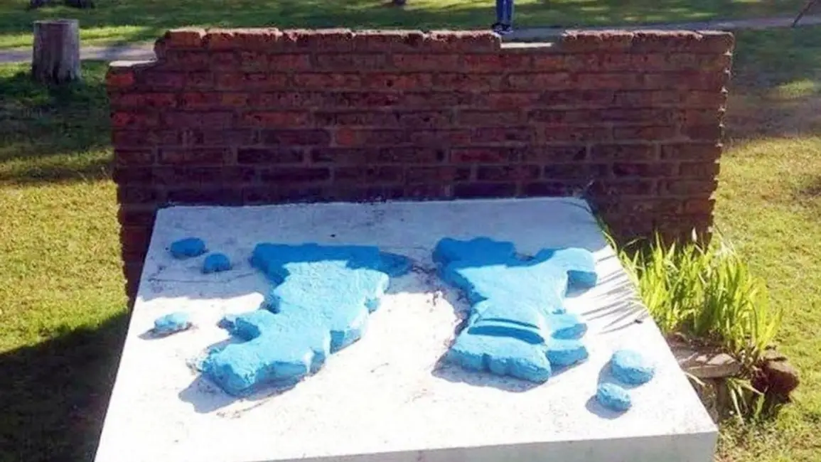 Se derrumbó un monumento y aplastó a una nena de 3 años en una plaza: está grave