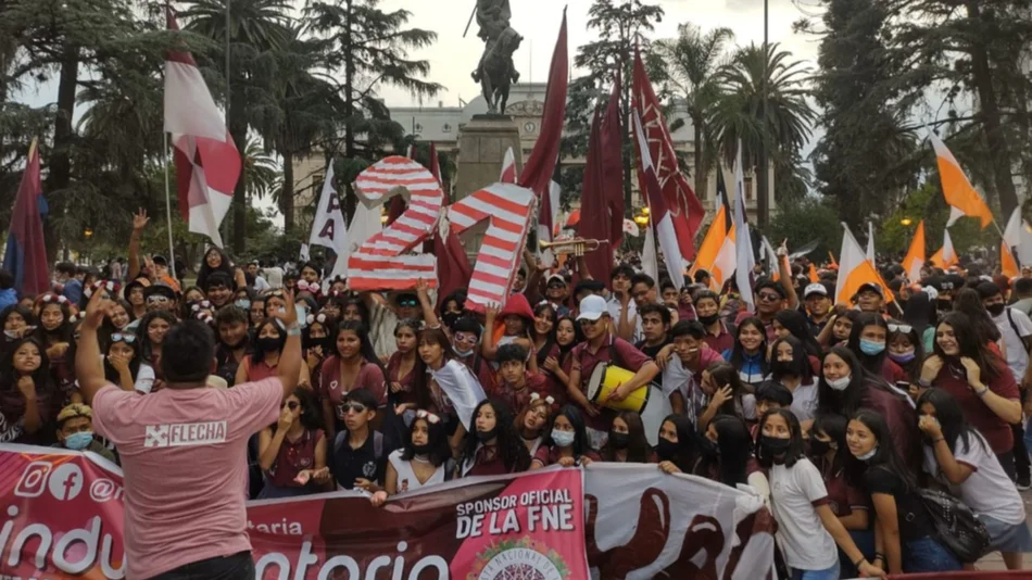 Banderazo y caravana de egresados "Promo 2021"