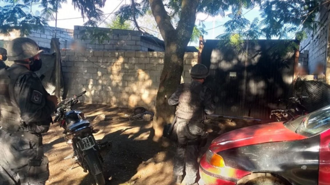 Arrestan a 12 personas en un allanamiento por un asalto de motochorros