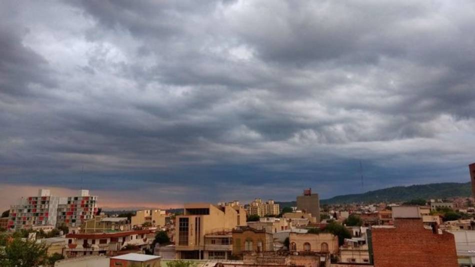 Martes caluroso con 31º de máxima y probabilidad de tormentas aisladas