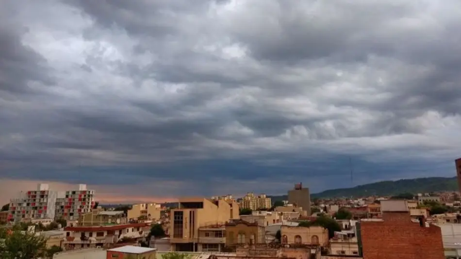 Martes caluroso con 31º de máxima y probabilidad de tormentas aisladas