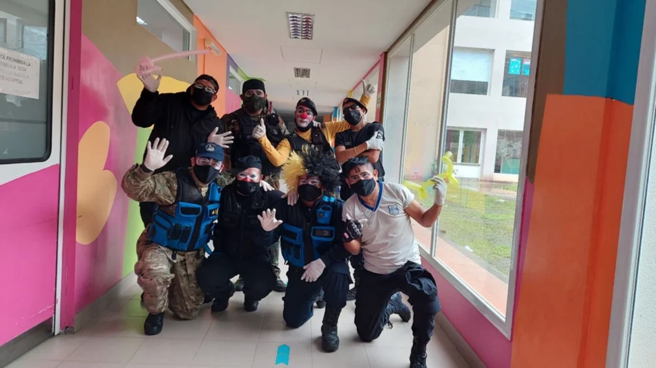 El "Pelotón de la risa" visitó a los niños en el hospital 