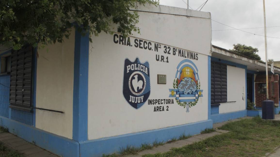 Apuñaló a su hermana y amenazó a sus padres