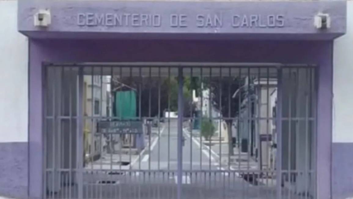 Tiró la pelota dentro de un cementerio, fue a buscarla y nunca salió