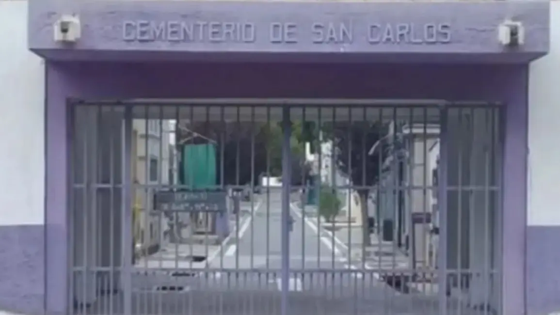 Tiró la pelota dentro de un cementerio, fue a buscarla y nunca salió