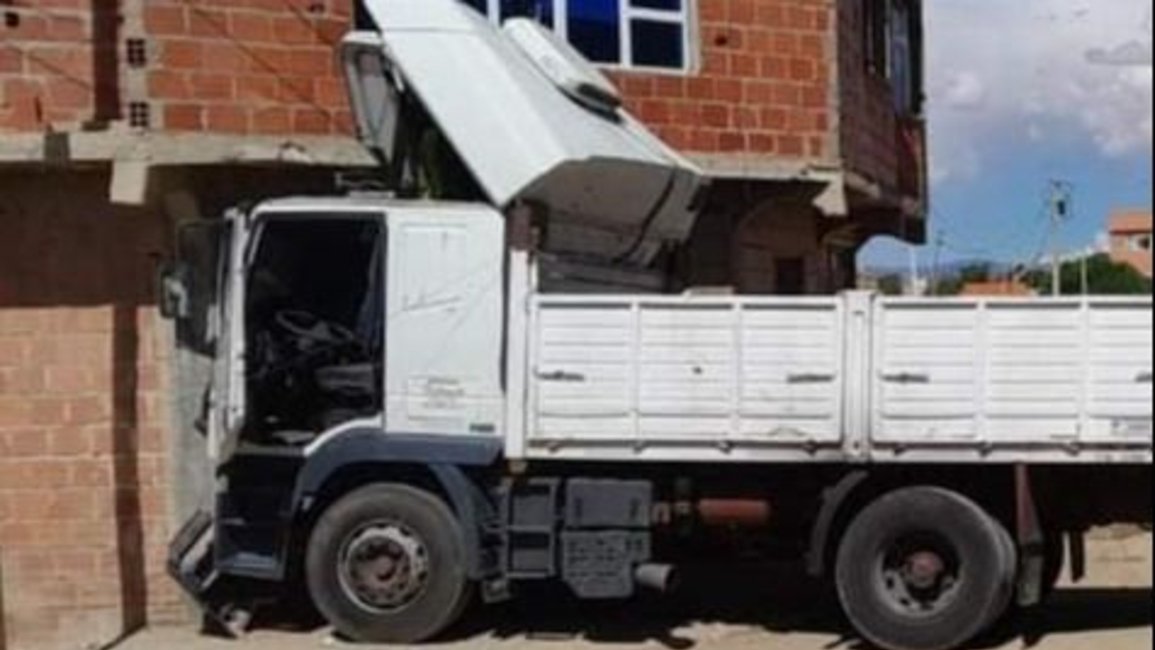Perdió el control del camión y se incrustó en una vivienda