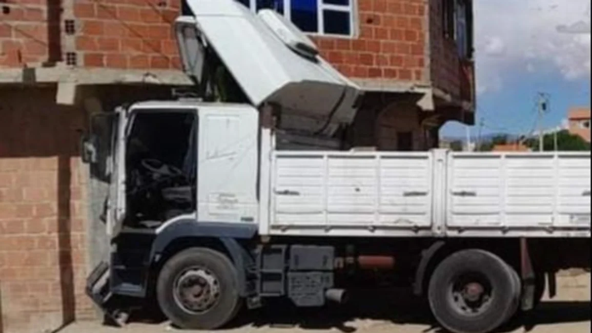 Perdió el control del camión y se incrustó en una vivienda