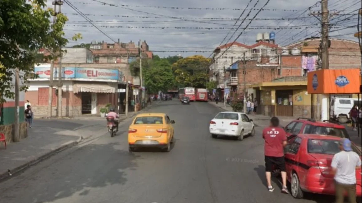 Taxista embistió a dos personas y se dio a la fuga