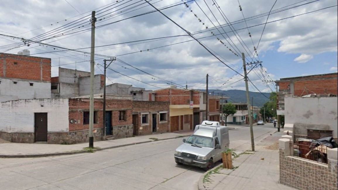 Persiguieron a pedradas a tres jóvenes y fueron detenidos