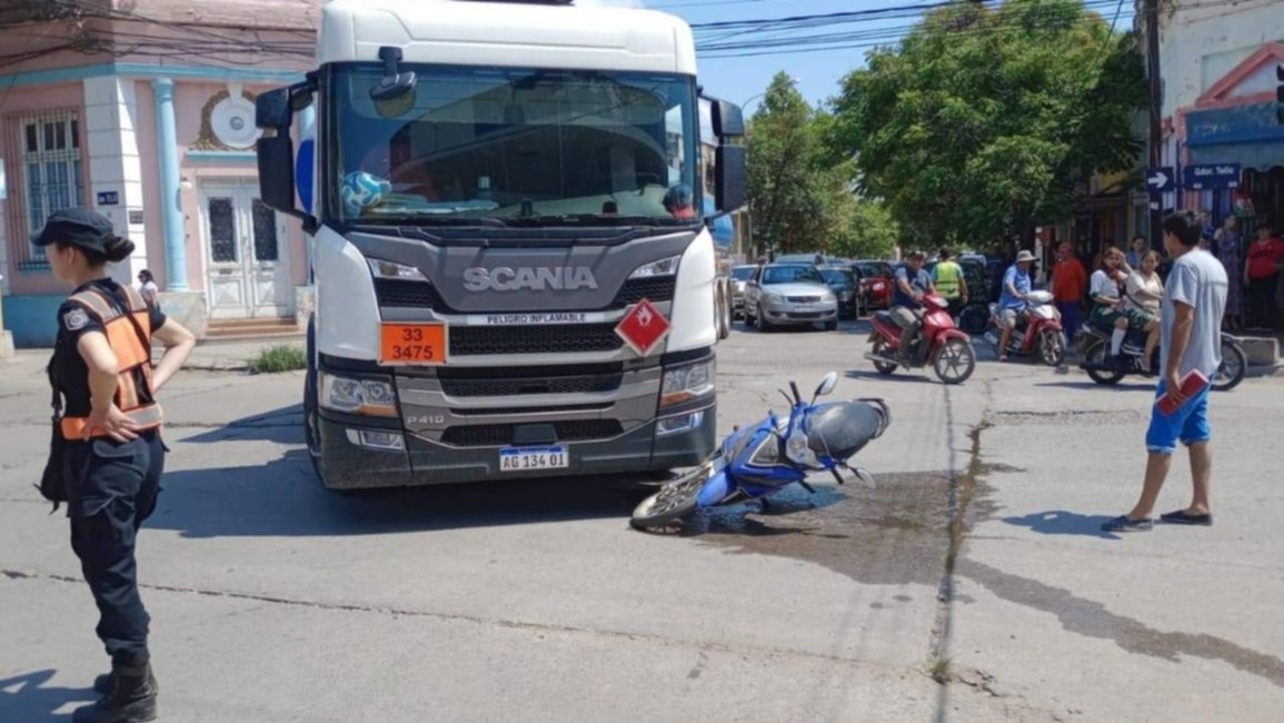 Camión de gran porte embistió a una motocicleta 