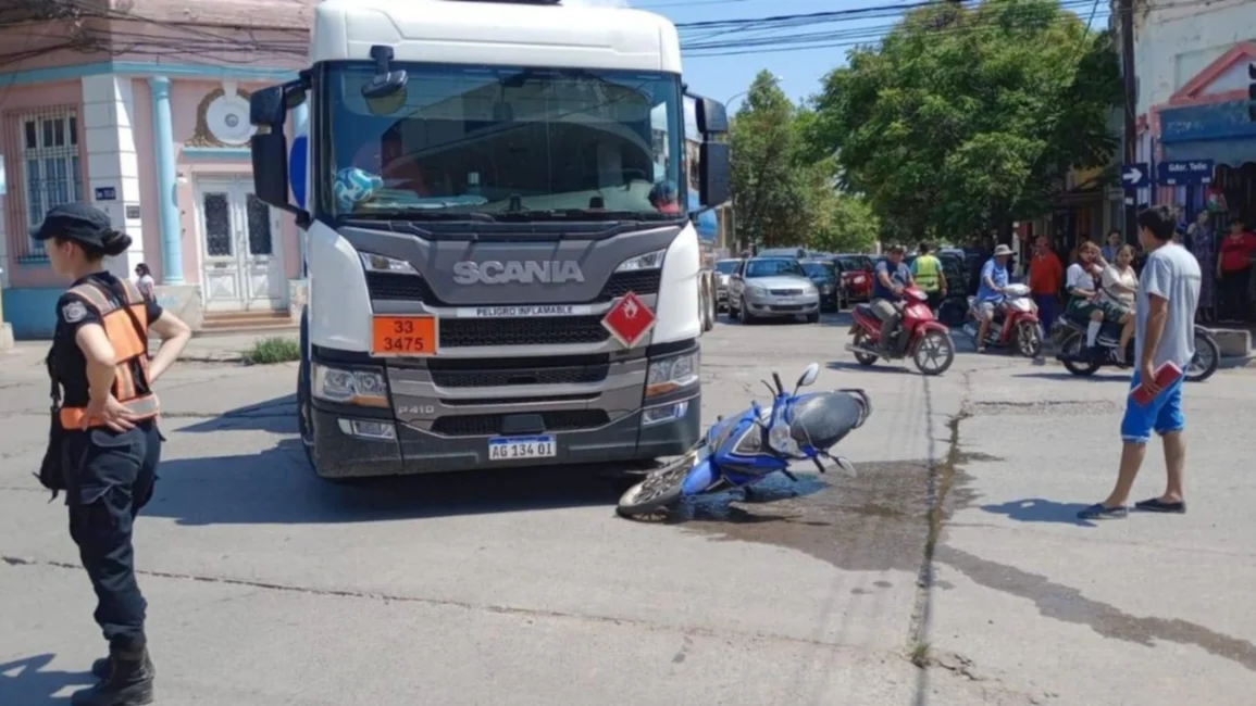 Camión de gran porte embistió a una motocicleta 
