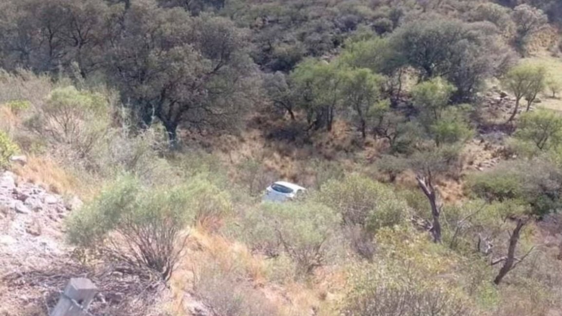 Se salvaron de milagro tras caer a un barranco
