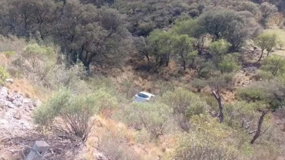Se salvaron de milagro tras caer a un barranco