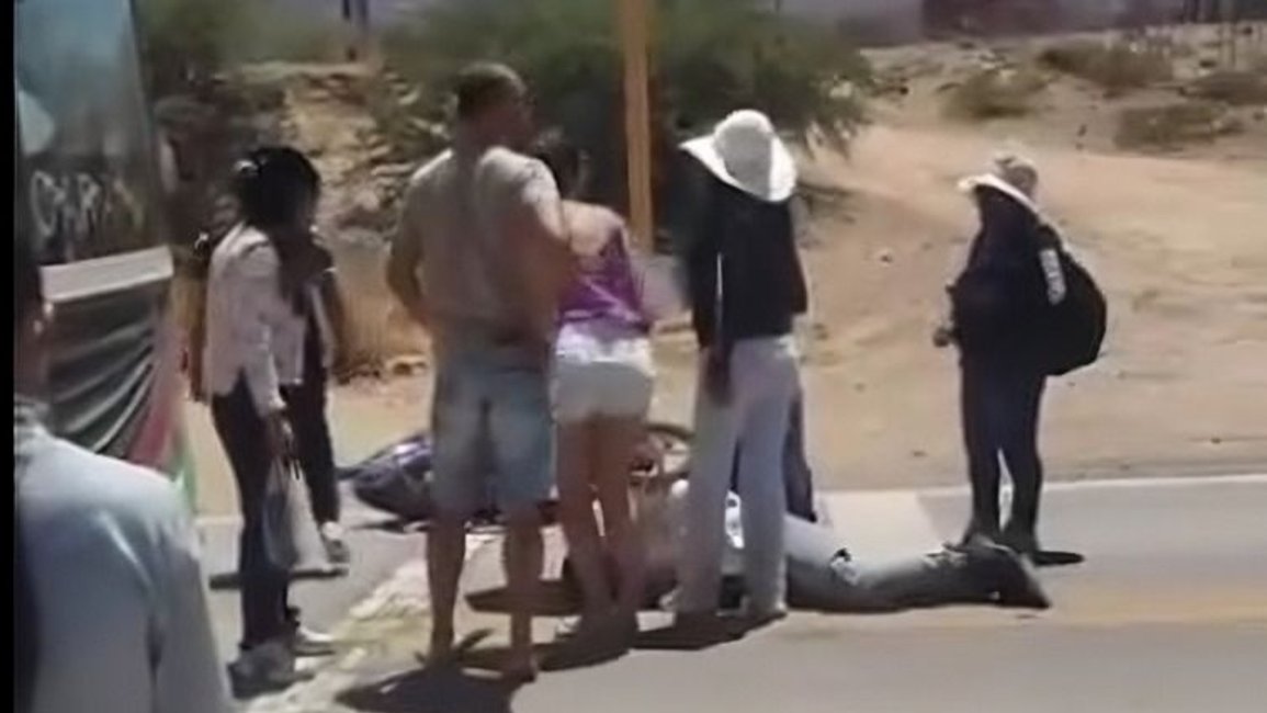Automovilista atropelló a dos jóvenes y se dio a la fuga