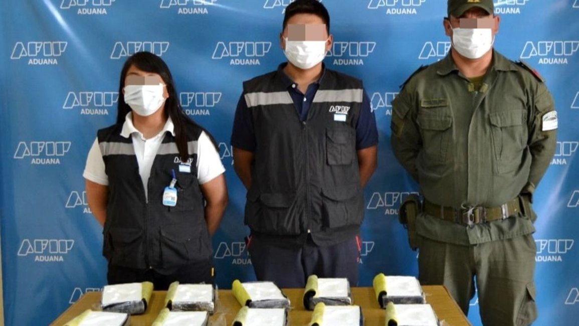 Hallaron cocaína valuada en 155 mil dólares en un micro