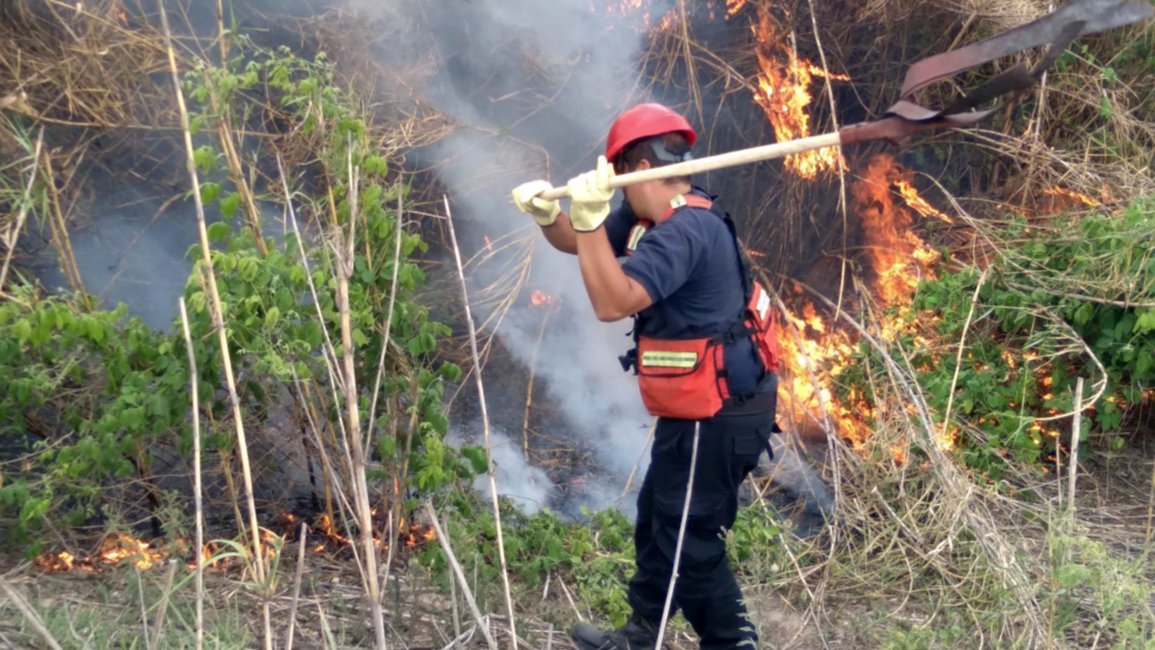Bomberos controlan un incendio con palas y chicotes