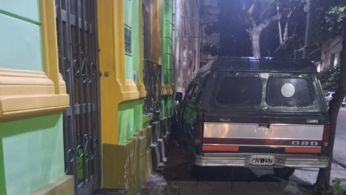 Centro capitalino: conductor ebrio chocó contra una librería