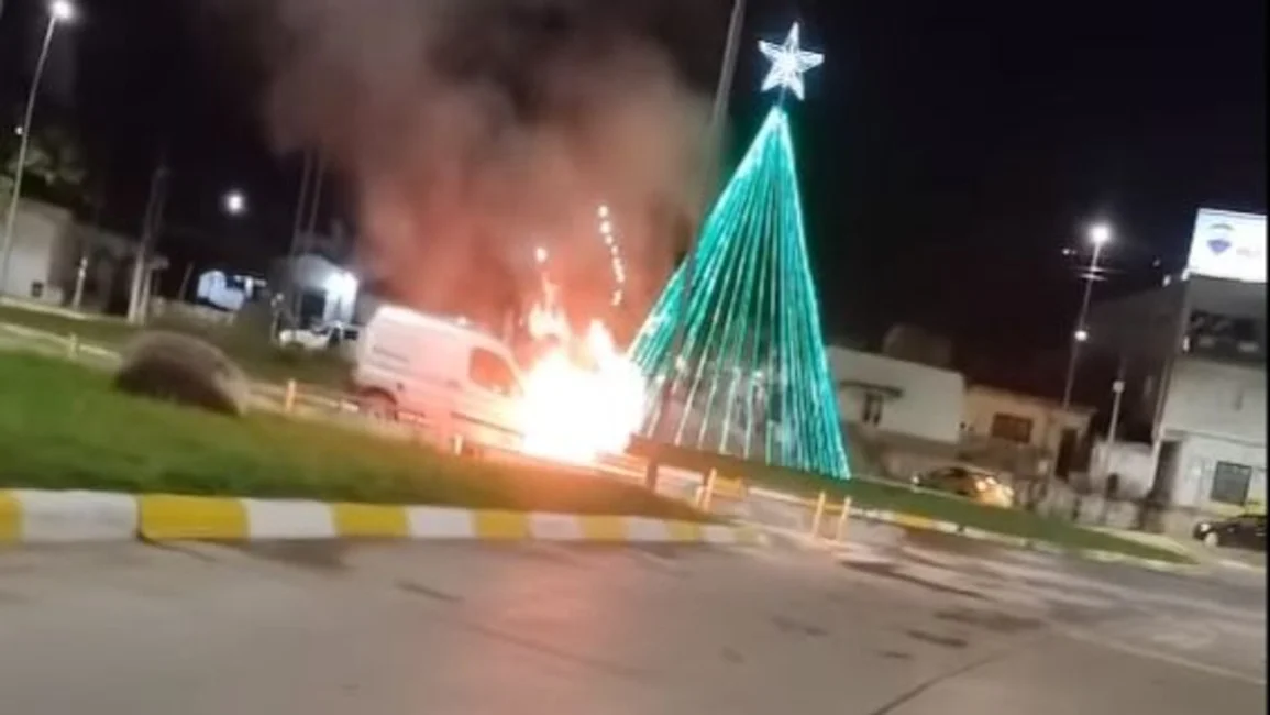 Feroz incendio de una camioneta utilitaria en la víspera de Nochebuena 